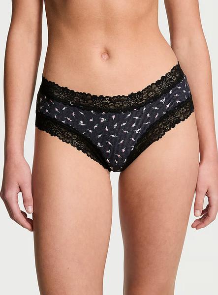 Жіночі трусики з принтом та мереживом від PINK - Wink Lace-Trim Cheeky Panty зображення